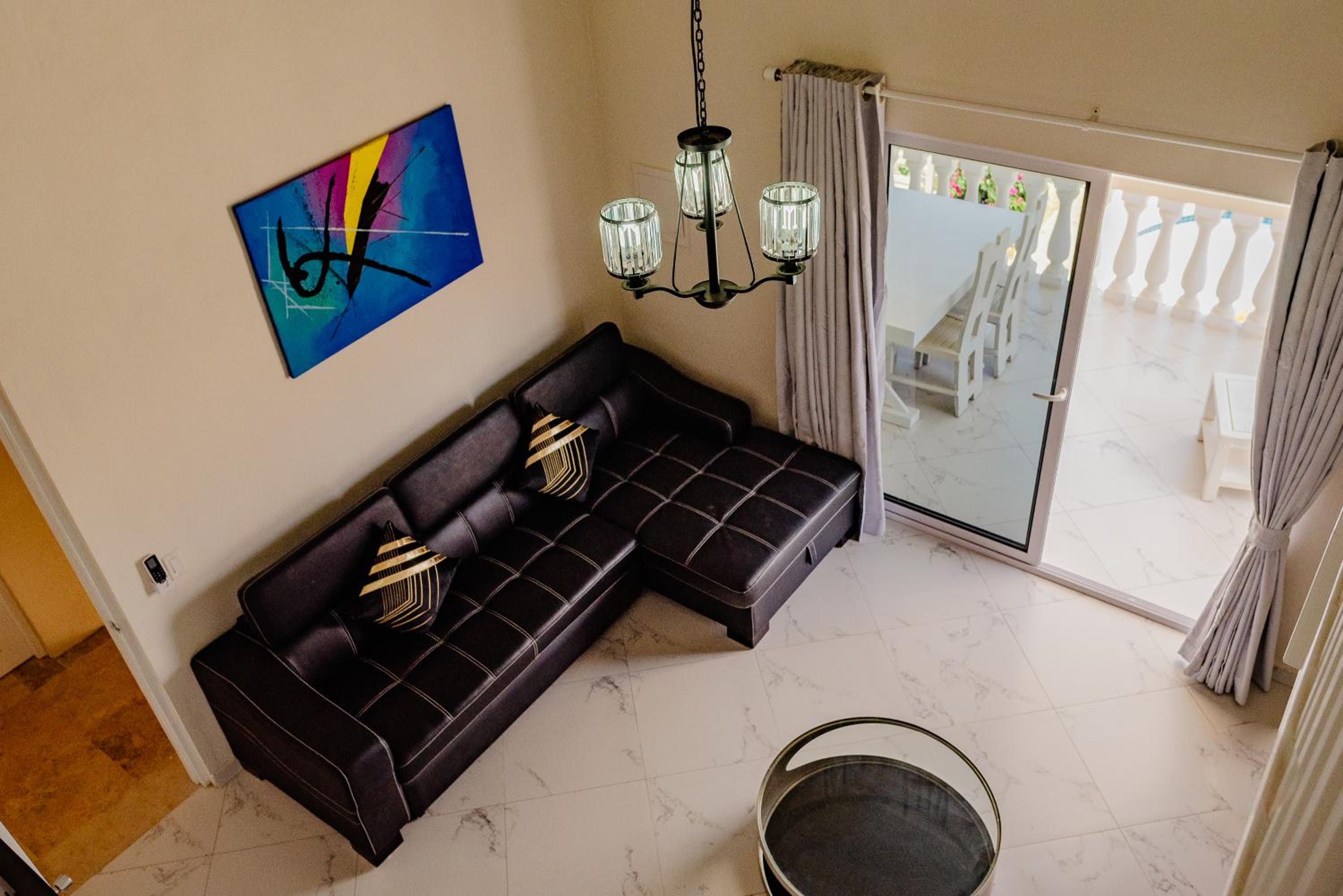 Elegant 2-bedroom apartment 2 km from Eagle beach