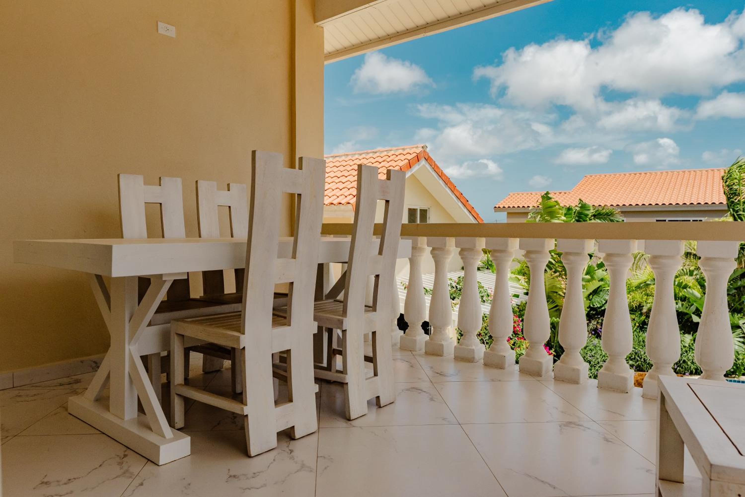 Elegant 2-bedroom apartment 2 km from Eagle beach