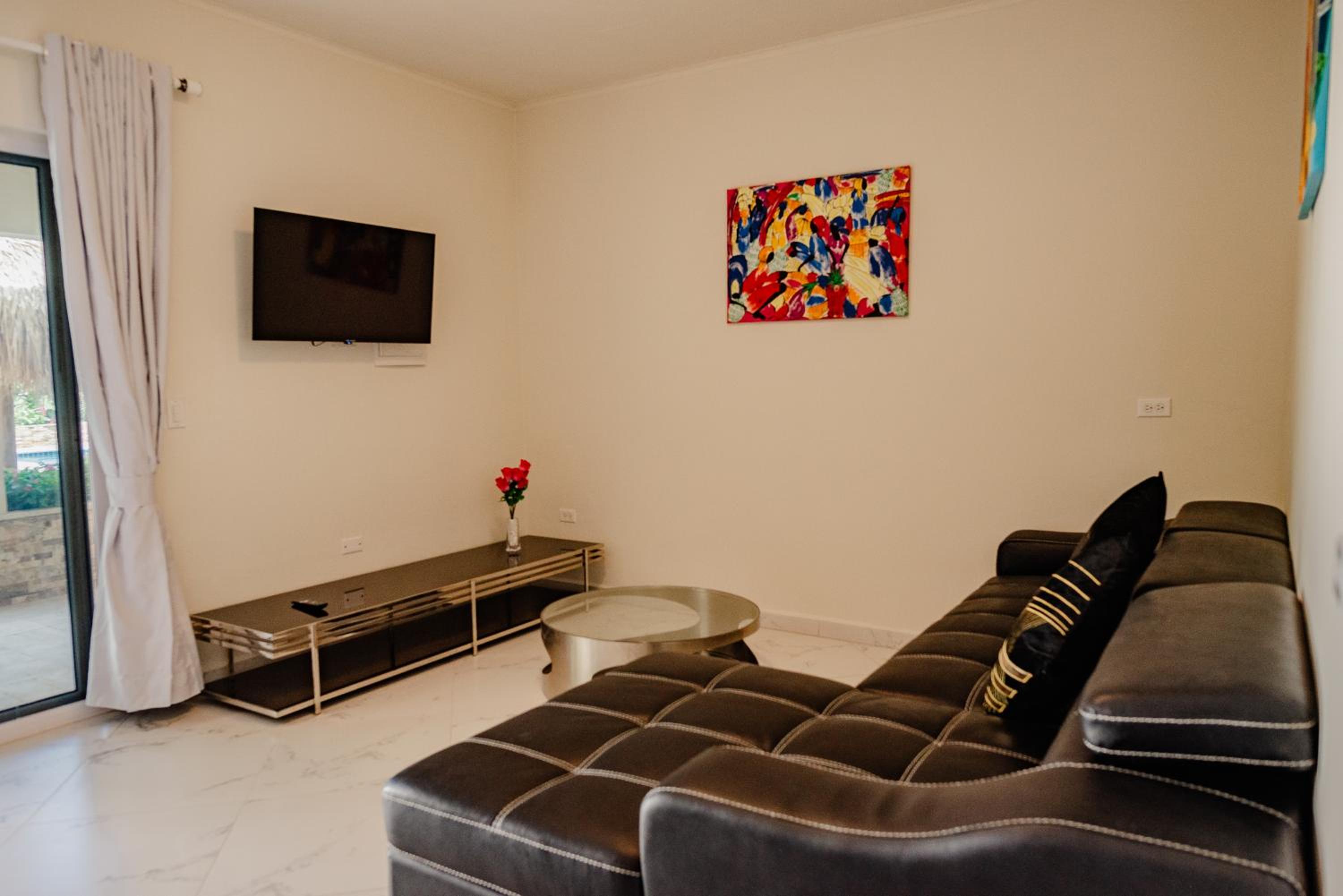 Best quality 2-bedroom apartment 2 km from Eagle beach view 2