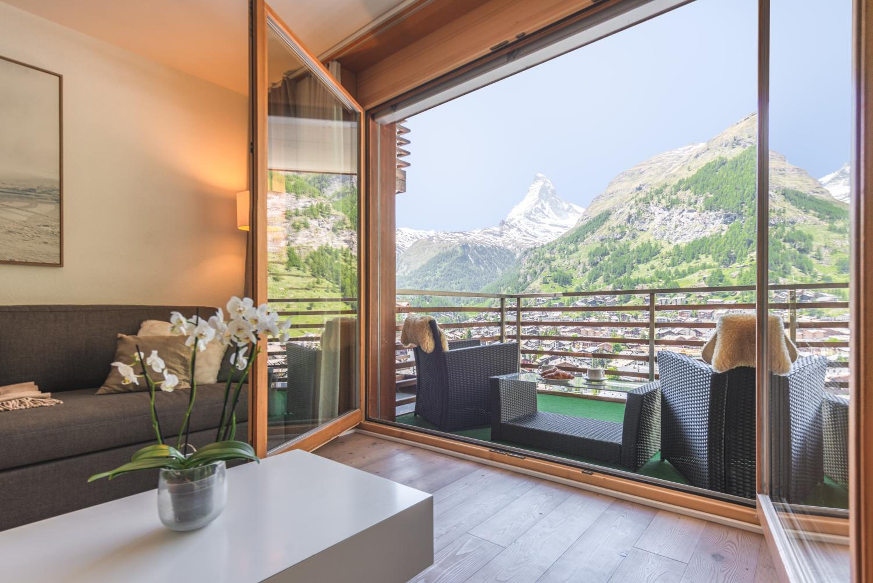Zenith A Apartment by HomeFlow view 2
