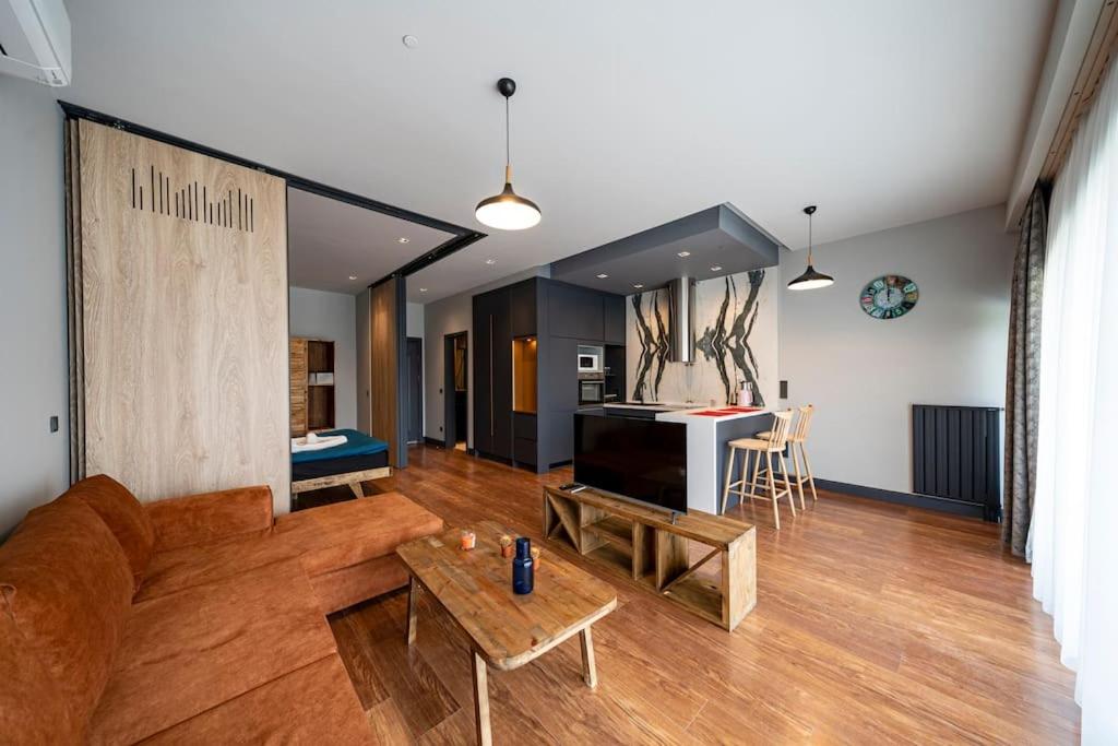 Classy, quality furnished residence, 7-24 security BNS27