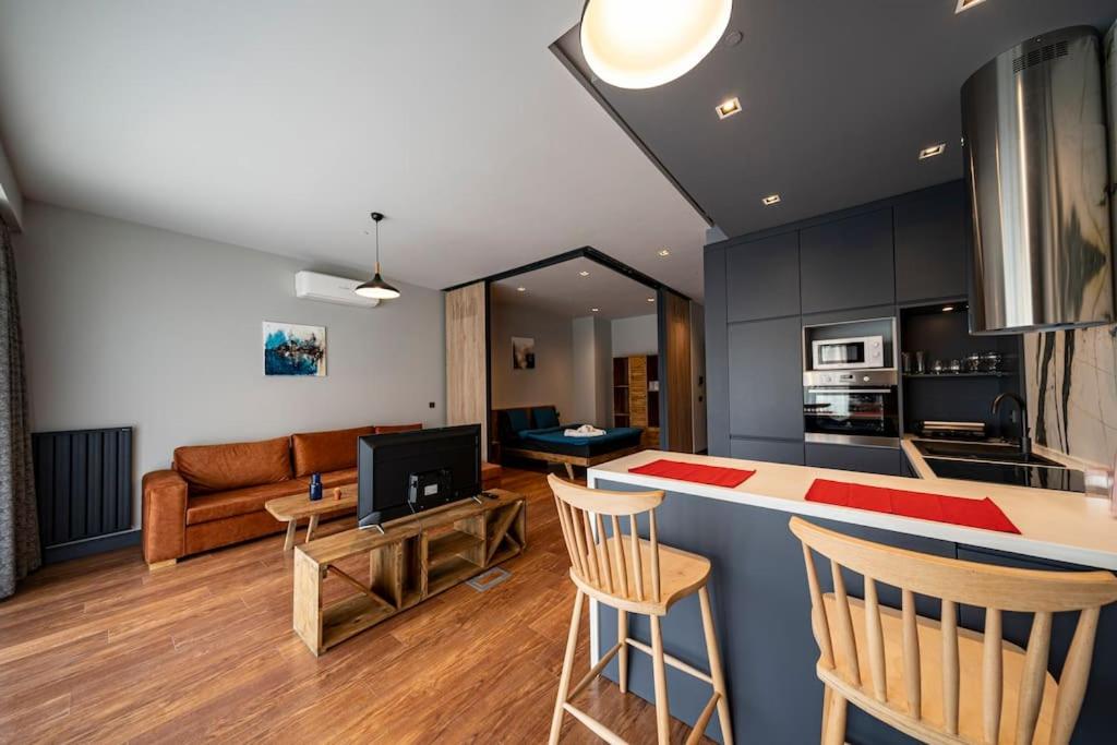 Classy, quality furnished residence, 7-24 security BNS27