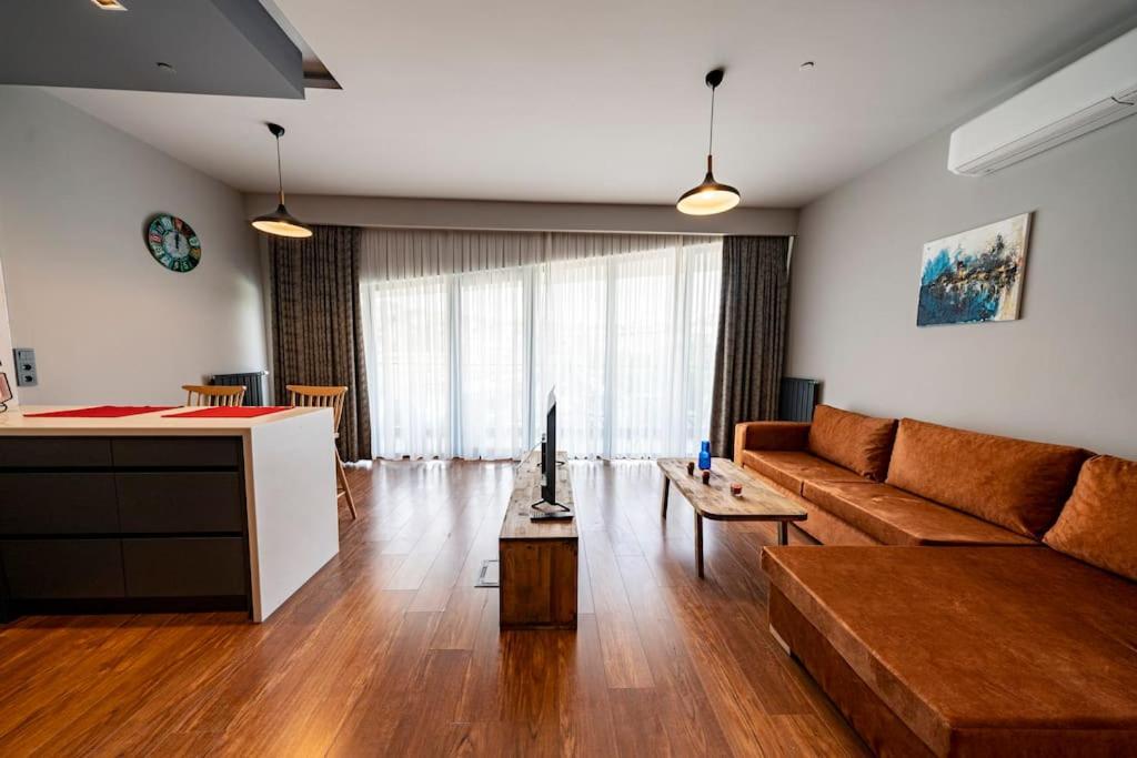 Classy, quality furnished residence, 7-24 security BNS27