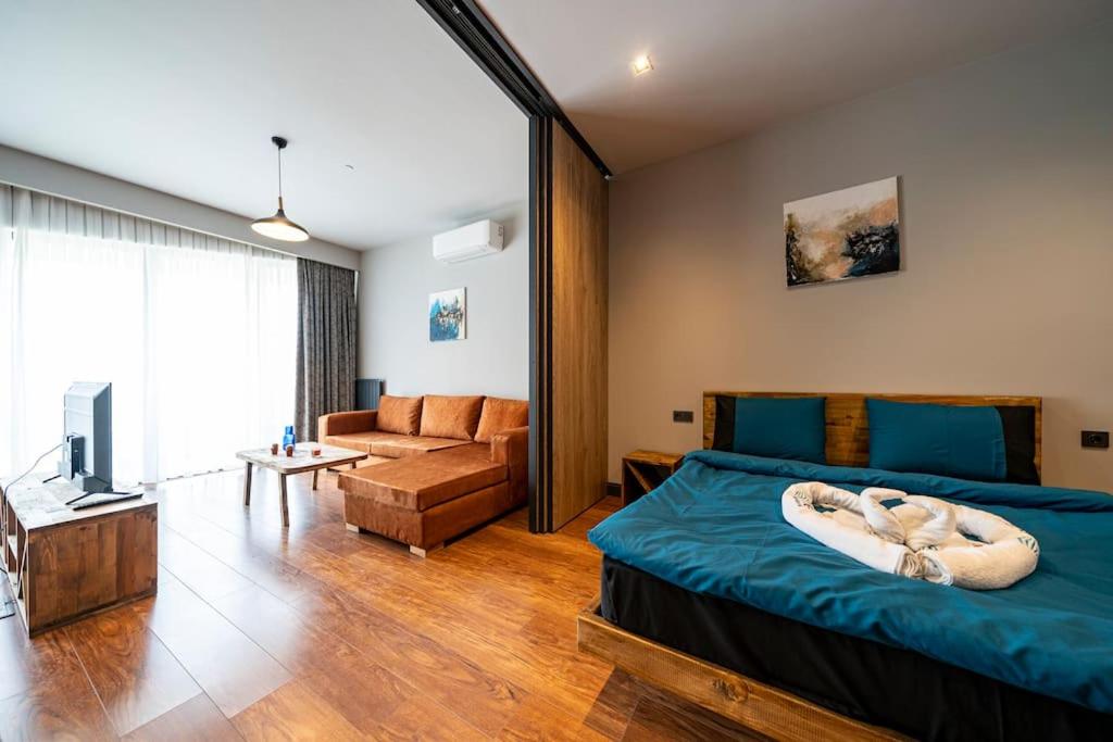 Classy, quality furnished residence, 7-24 security BNS27