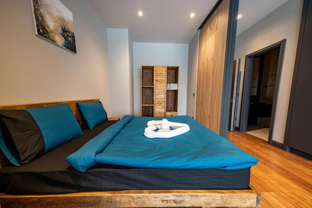 Classy, quality furnished residence, 7-24 security BNS27