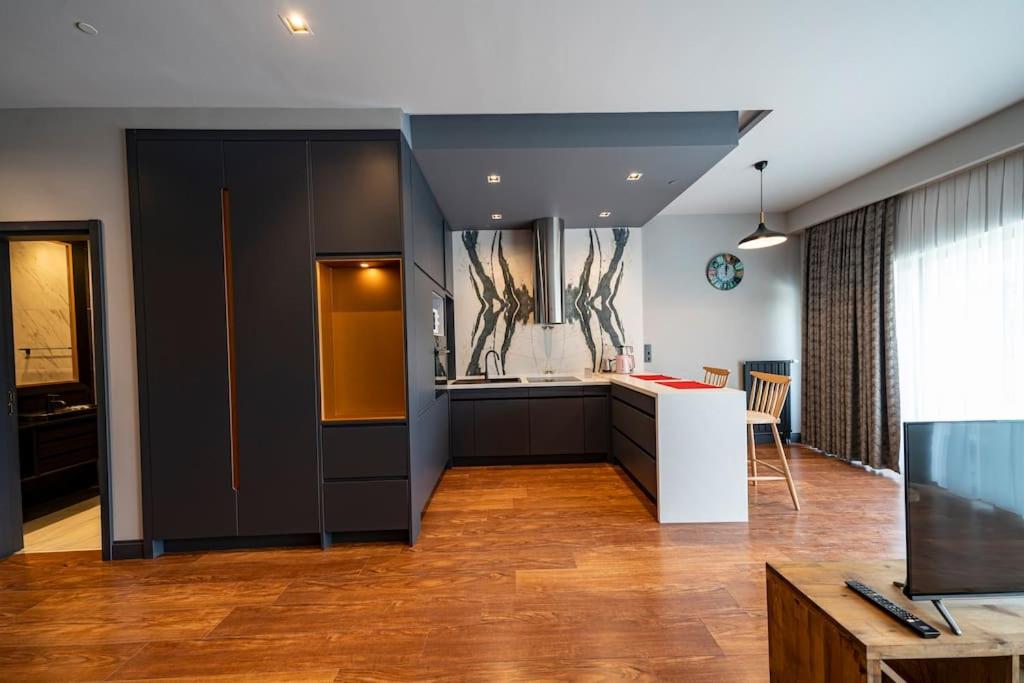 Classy, quality furnished residence, 7-24 security BNS27