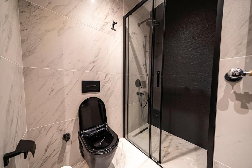 Classy, quality furnished residence, 7-24 security BNS27
