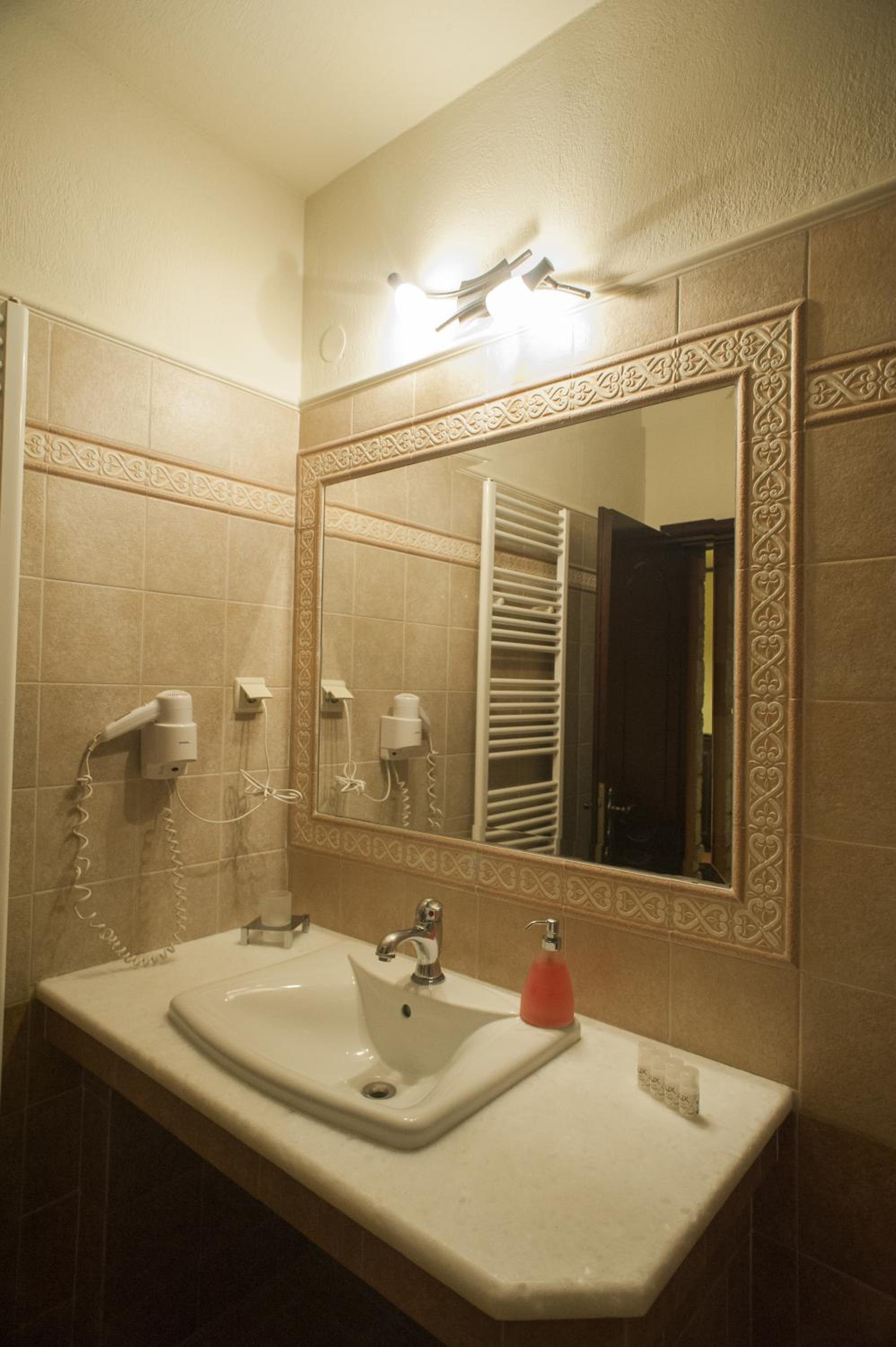 hostel lake plastira