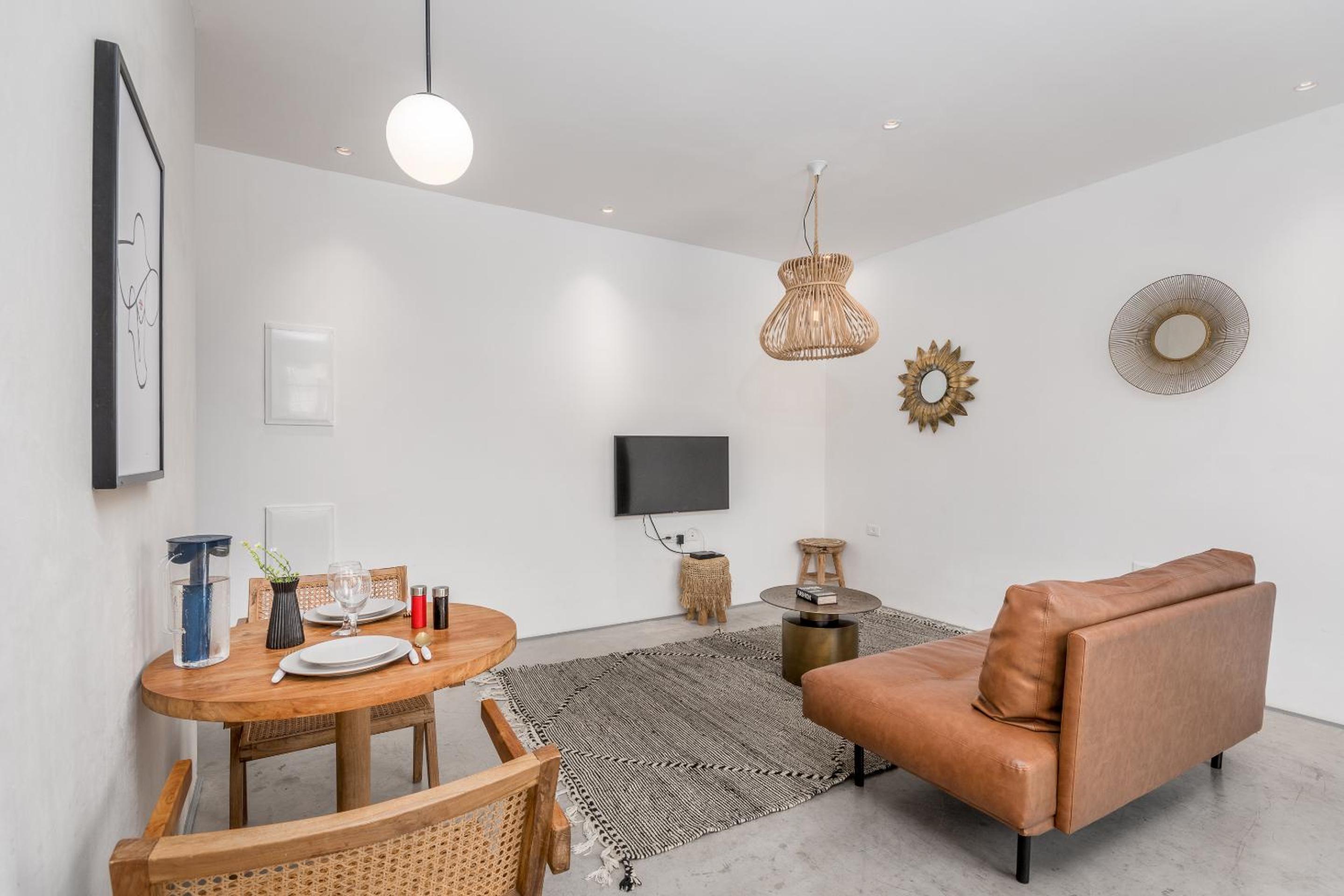 Trendy apartment next to Levinsky market view 5