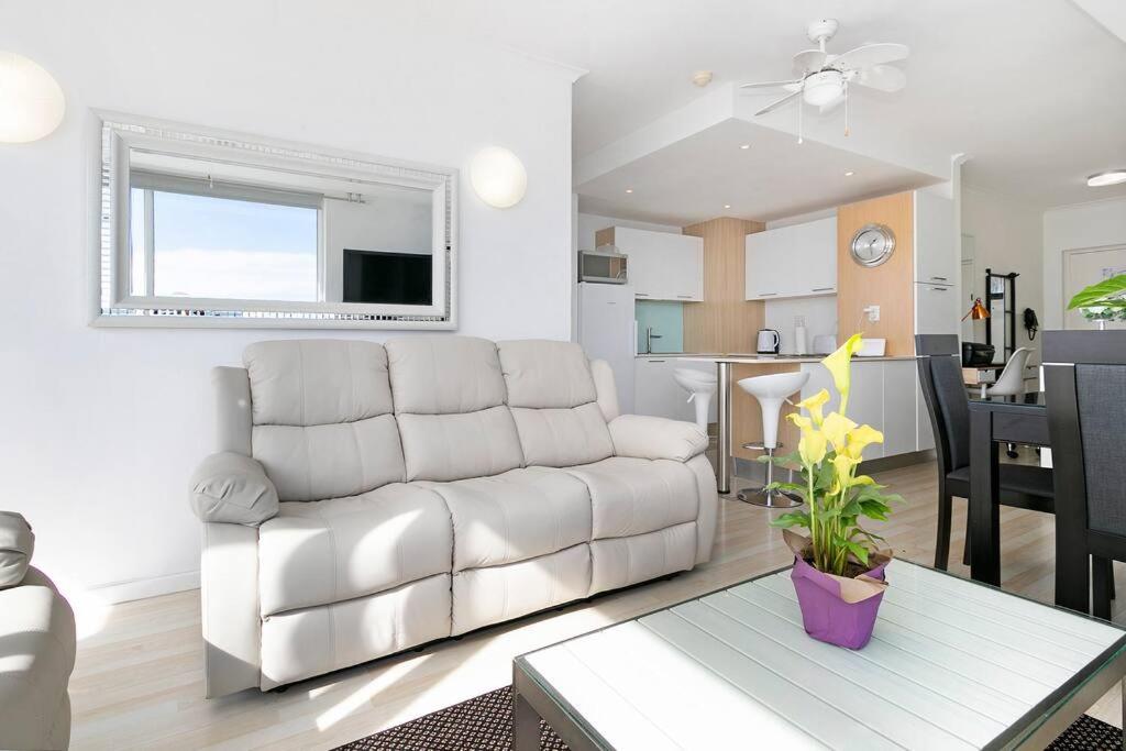 Horizon Bay 1106 Beachfront Self-catering APT by HMH view 4