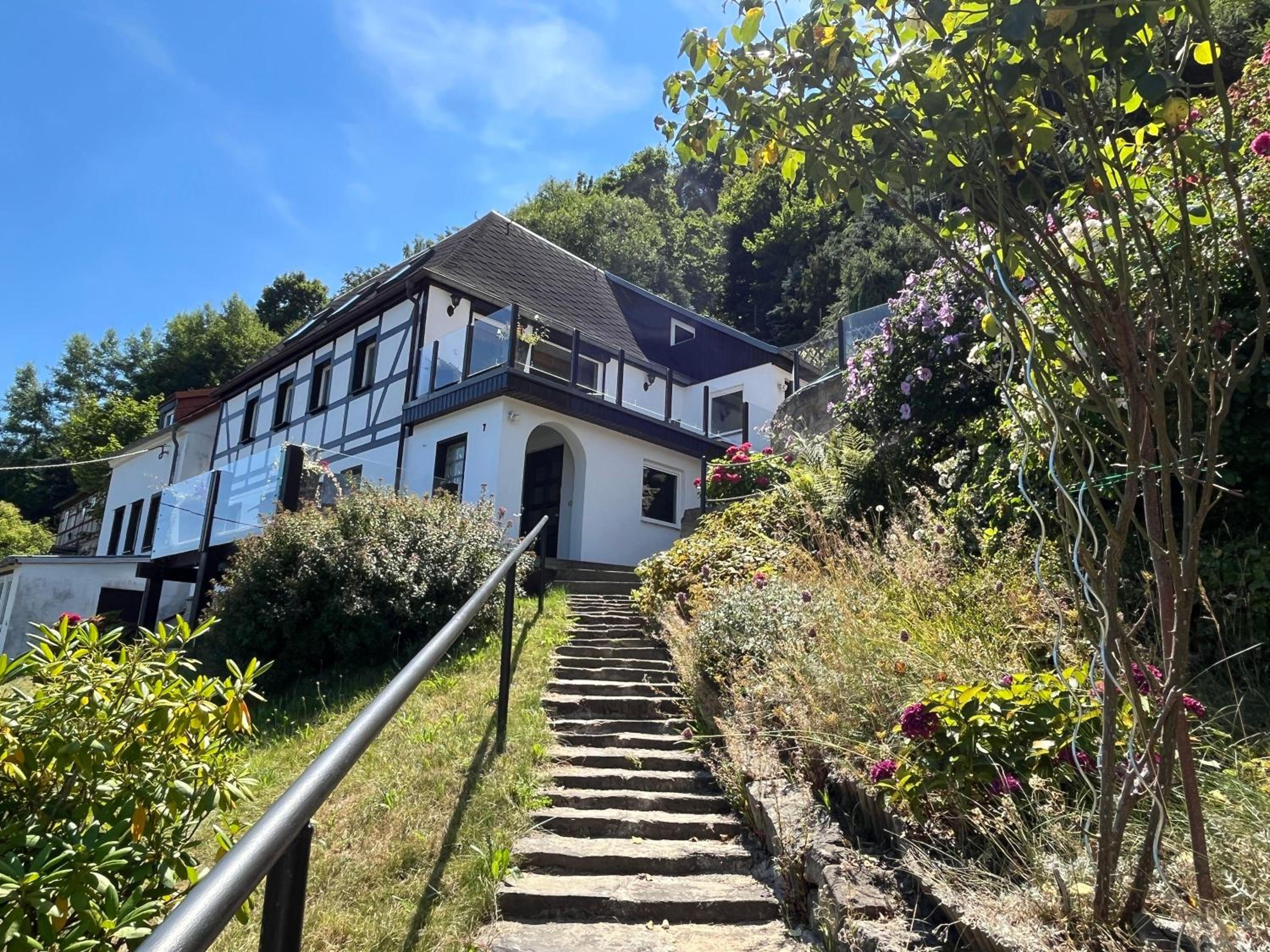 Saechsische-Schweiz-Ferienhaus-Wohnung-1-mit-Elbblick-Sauna-und-Kamin