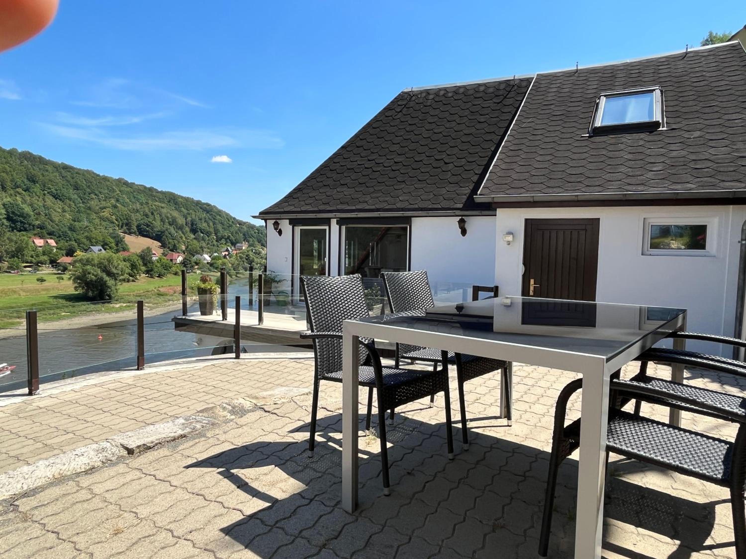Saechsische-Schweiz-Ferienhaus-Wohnung-1-mit-Elbblick-Sauna-und-Kamin