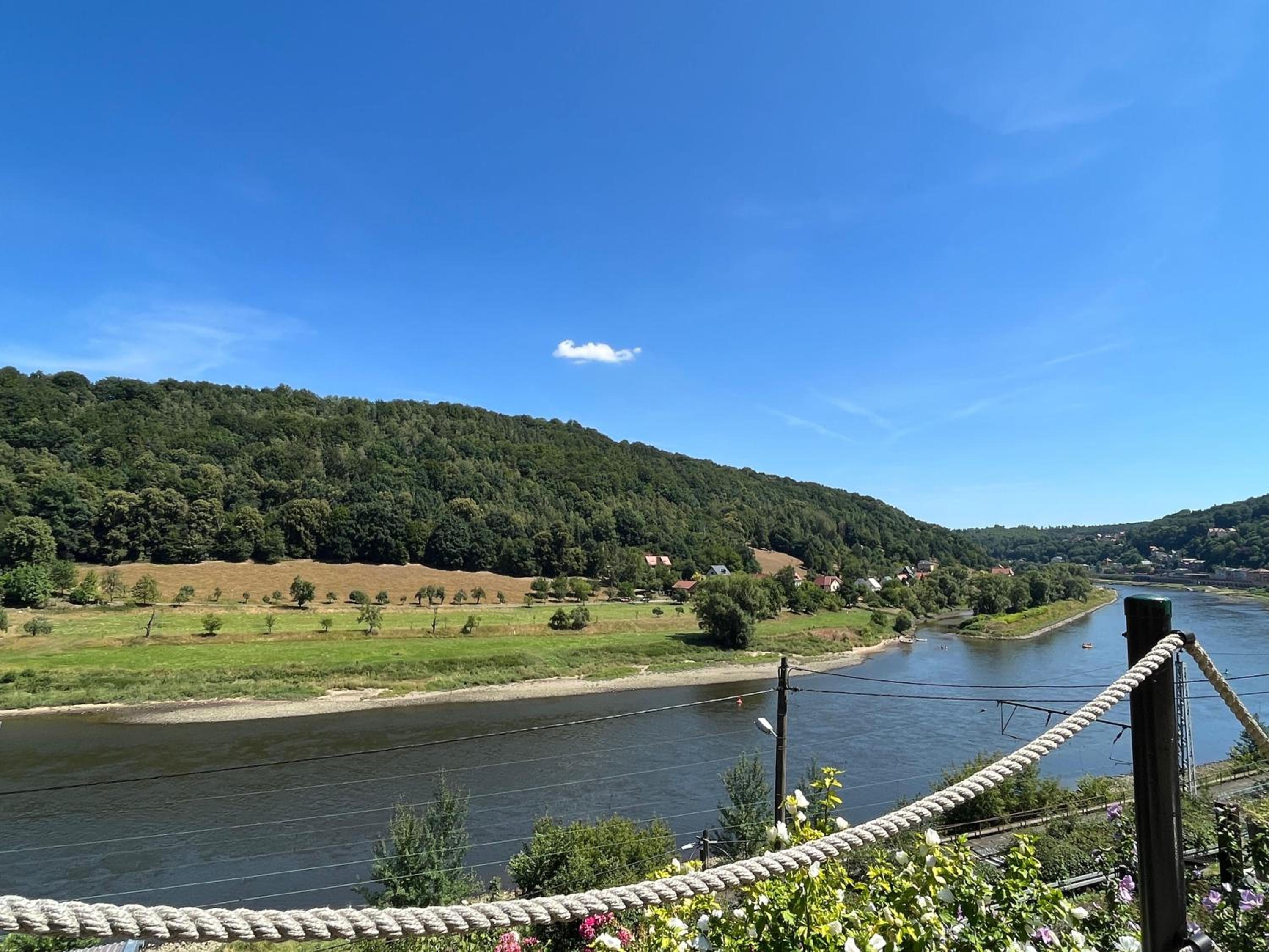 Saechsische-Schweiz-Ferienhaus-Wohnung-1-mit-Elbblick-Sauna-und-Kamin