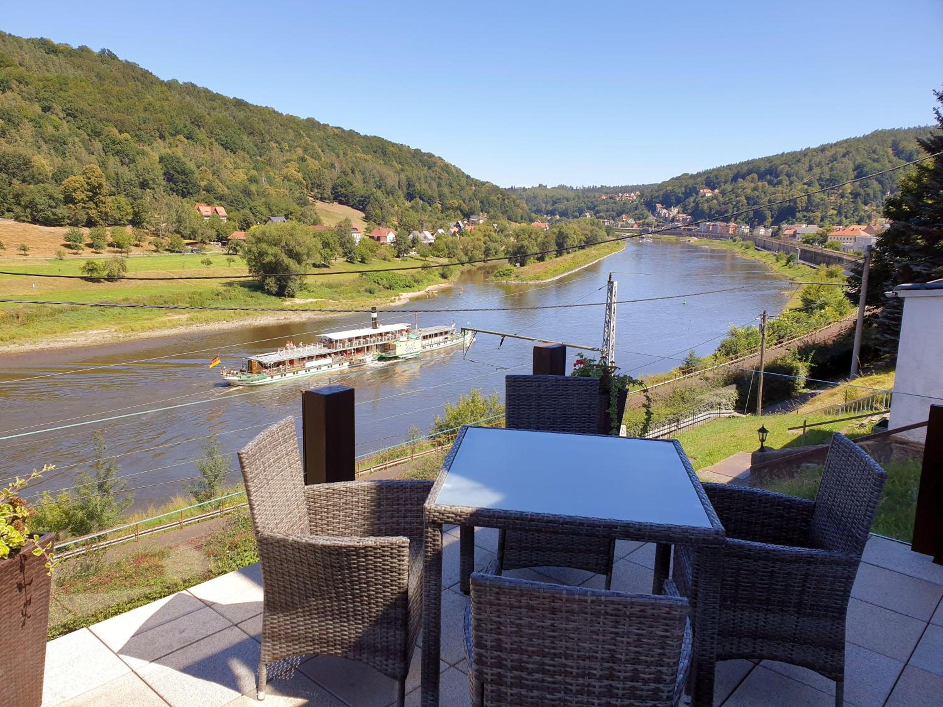 Saechsische-Schweiz-Ferienhaus-Wohnung-2-mit-hervorragendem-Panoramablick-ueber-das-Elbtal