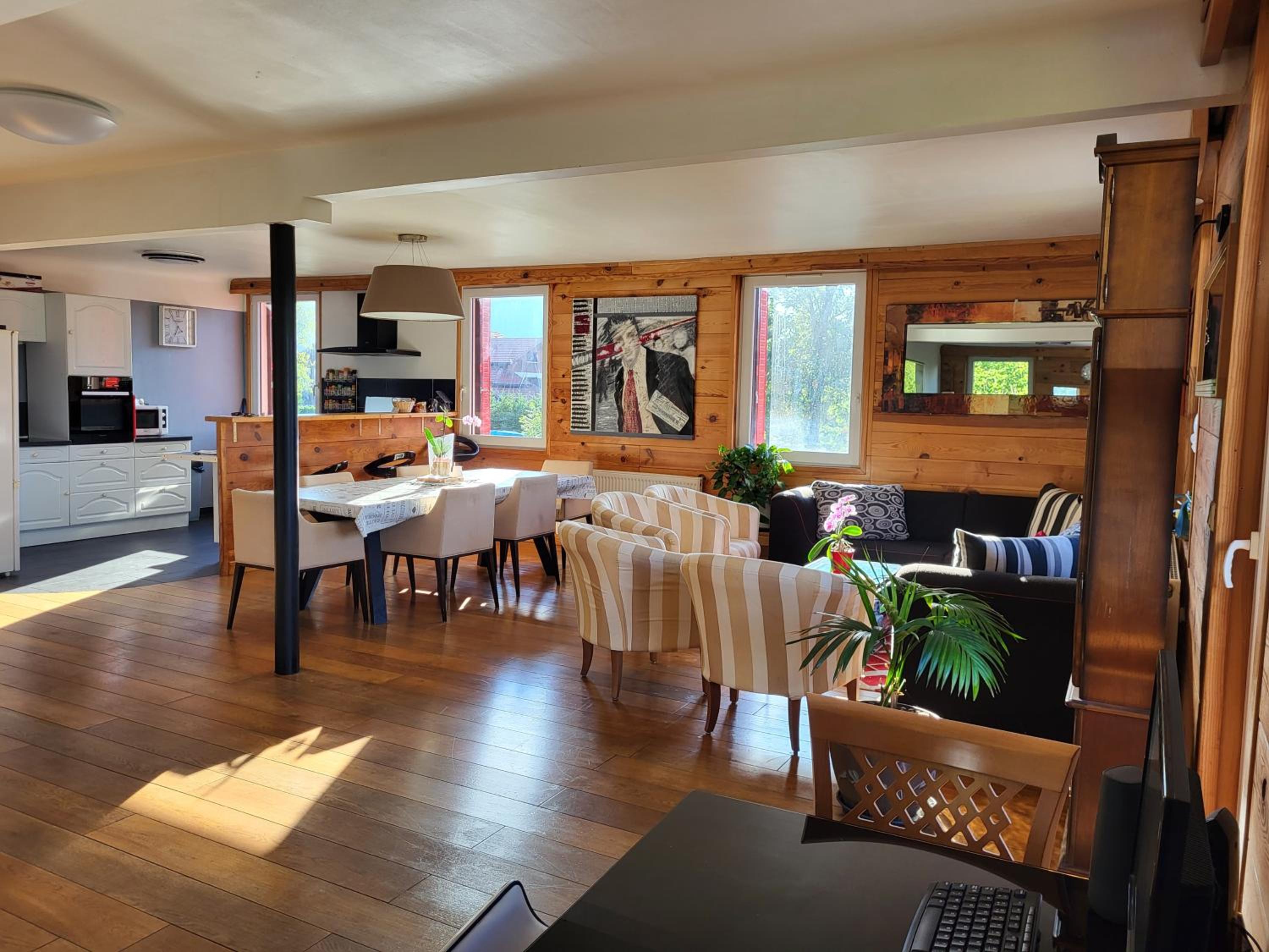 Dans un village savoyard a 1000 m d'altitude bel appartement spacieux de140m2 avec vue magnifique sur la montagne
