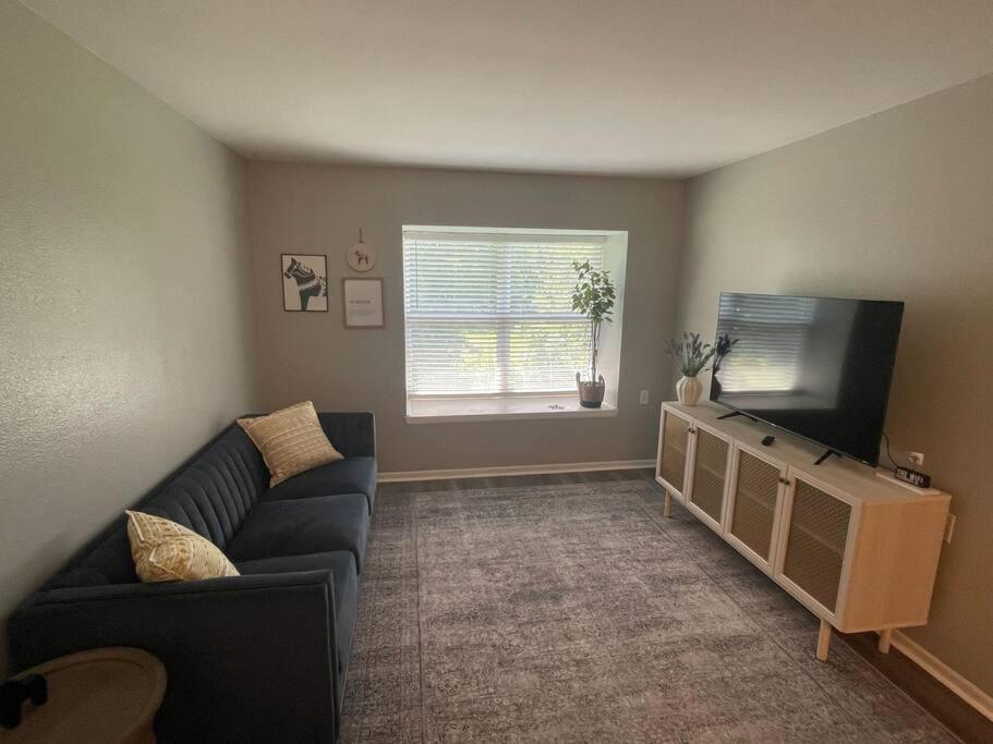 The Ingrid Apt #8 - Fresh and Simple 2bd with WiFi view 5