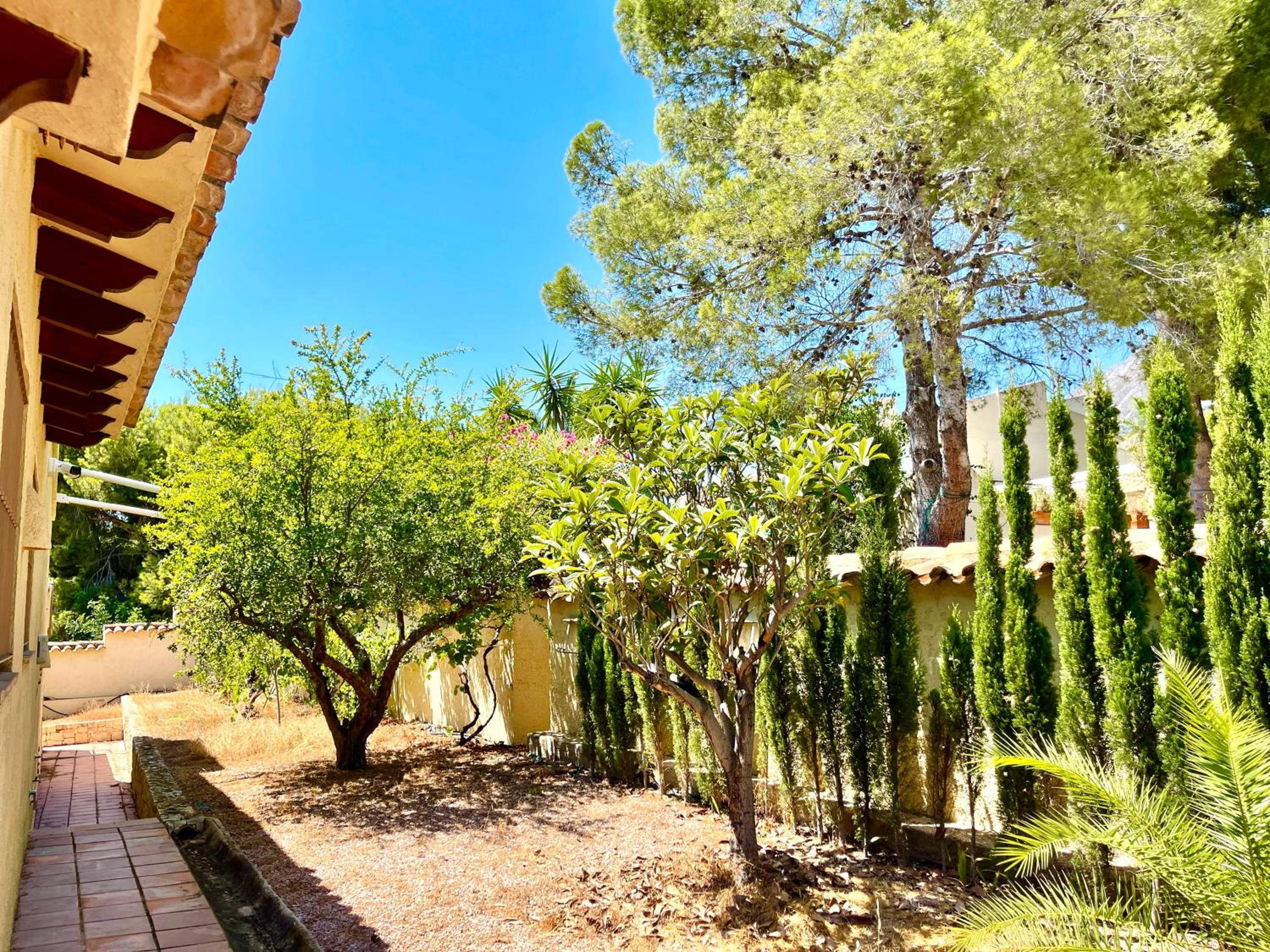 Villa de estilo español con jardín y piscina view 3