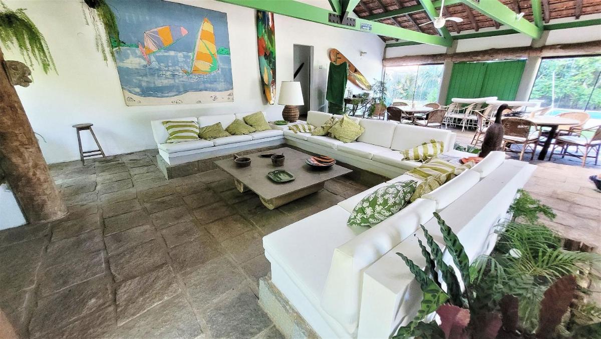 Linda casa com piscina a poucos passos da praia