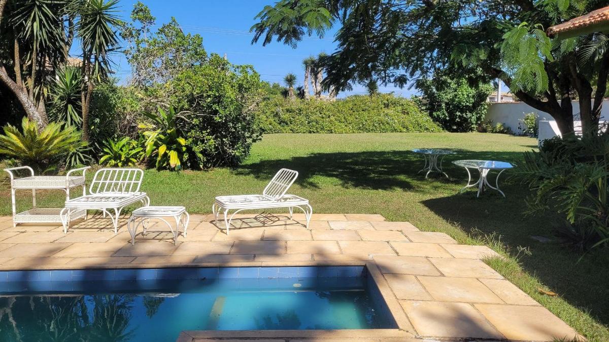 Linda casa com piscina a poucos passos da praia