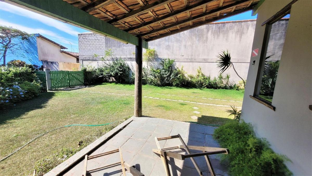 Linda casa com piscina a poucos passos da praia