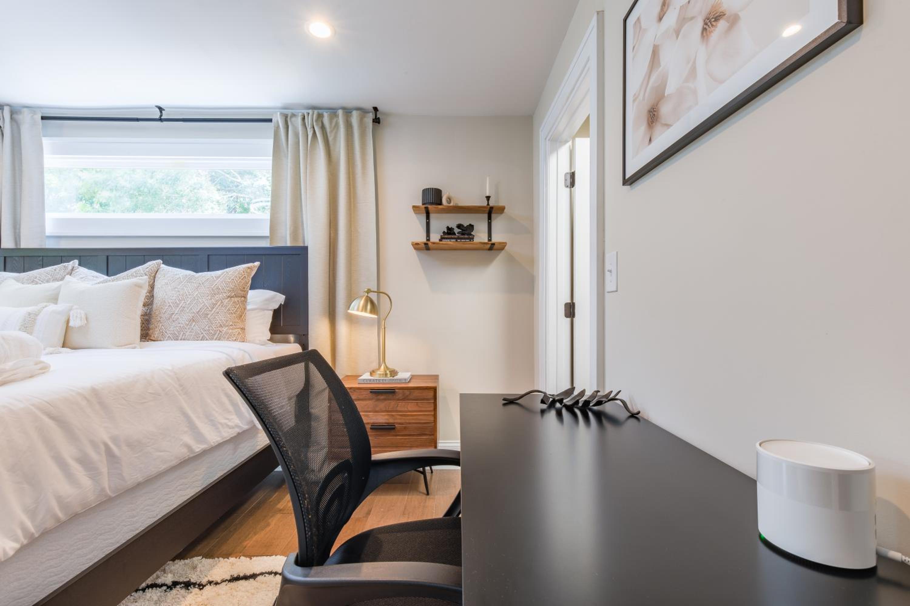 Blue Haven ATL Modern 4 Bedroom Retreat with Deck 10 Minutes to Downtown view 3