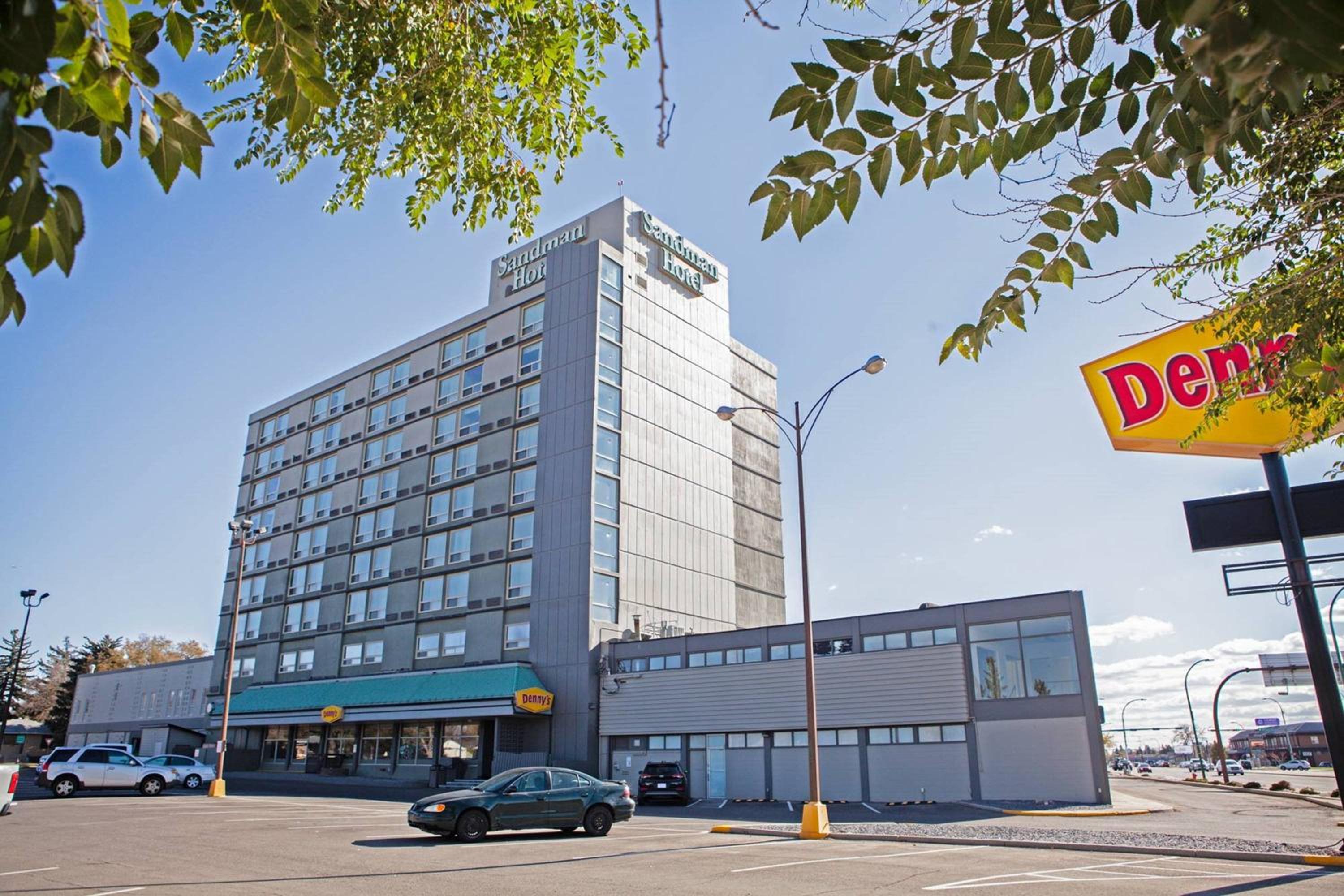Lethbridge Vacations - Sandman Hotel Lethbridge - Property Image 1