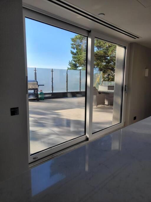 Luxury 3 bed flat with large terrace, sea views and hot tub view 5