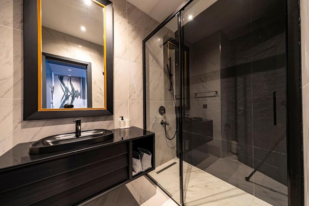 Classy, modern furnished residence, 7-24 security BNS115