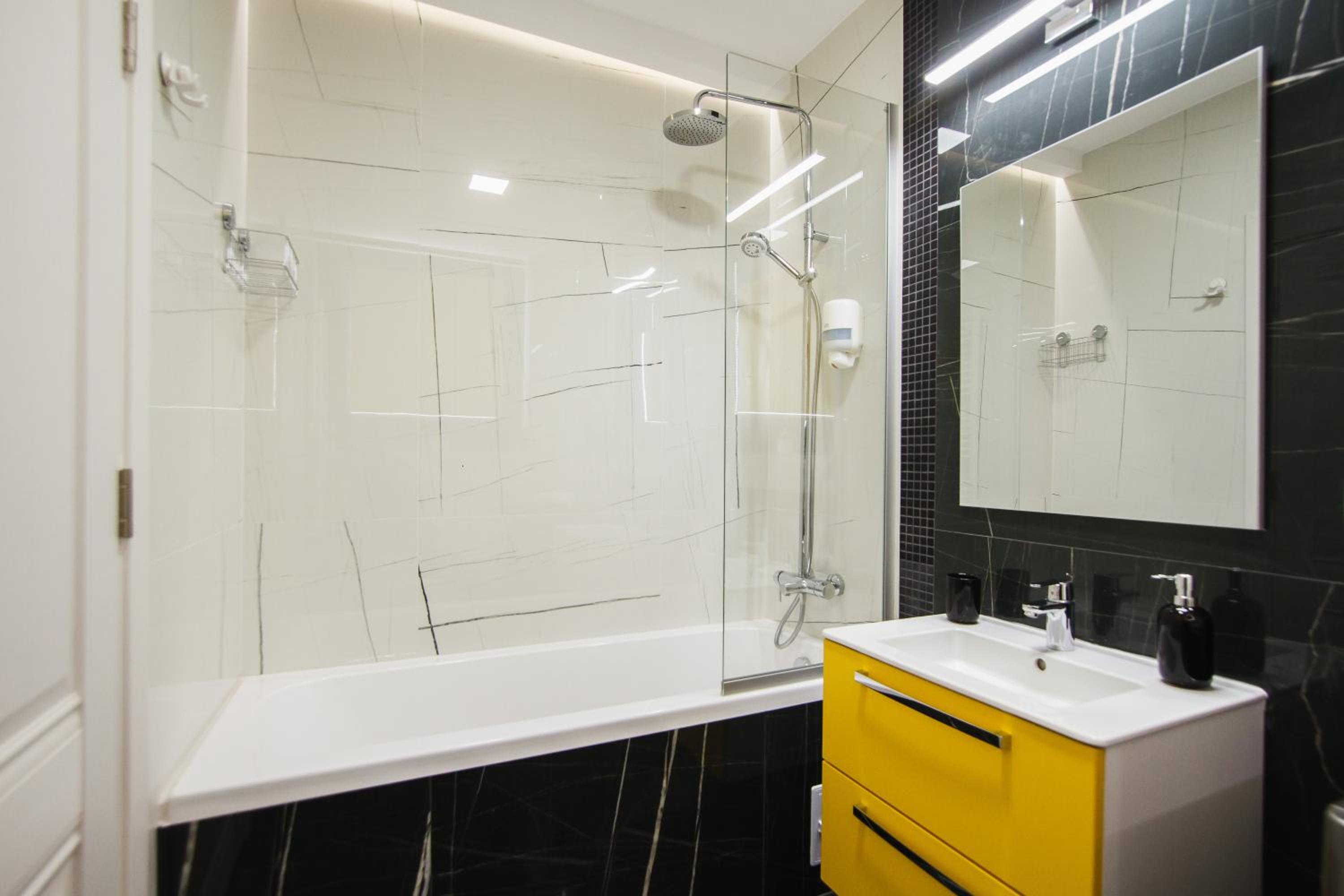 Romantic getaway at West Residence view 4