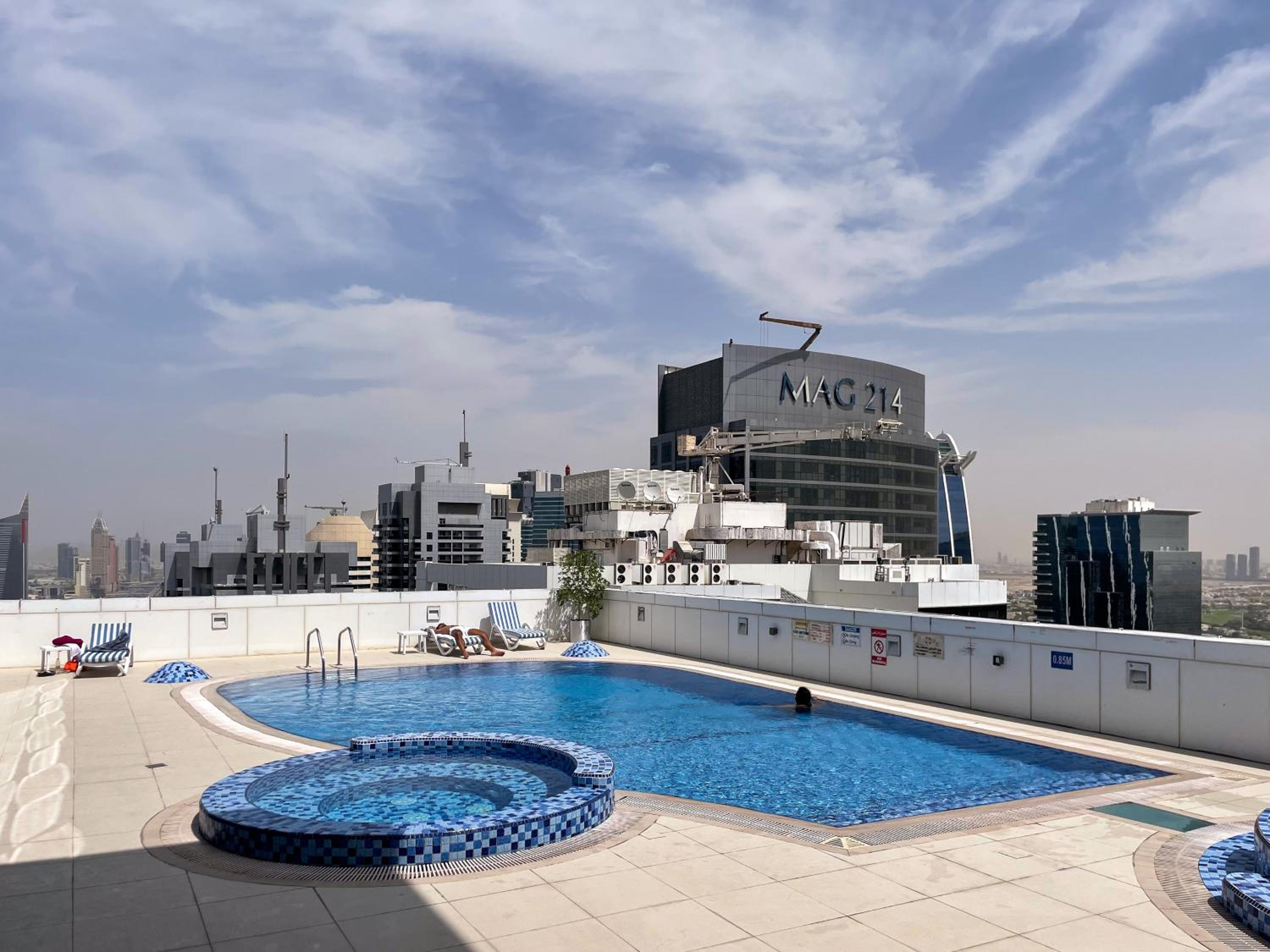 180° Sheik Zayed Road balcony views 2BR in JLT