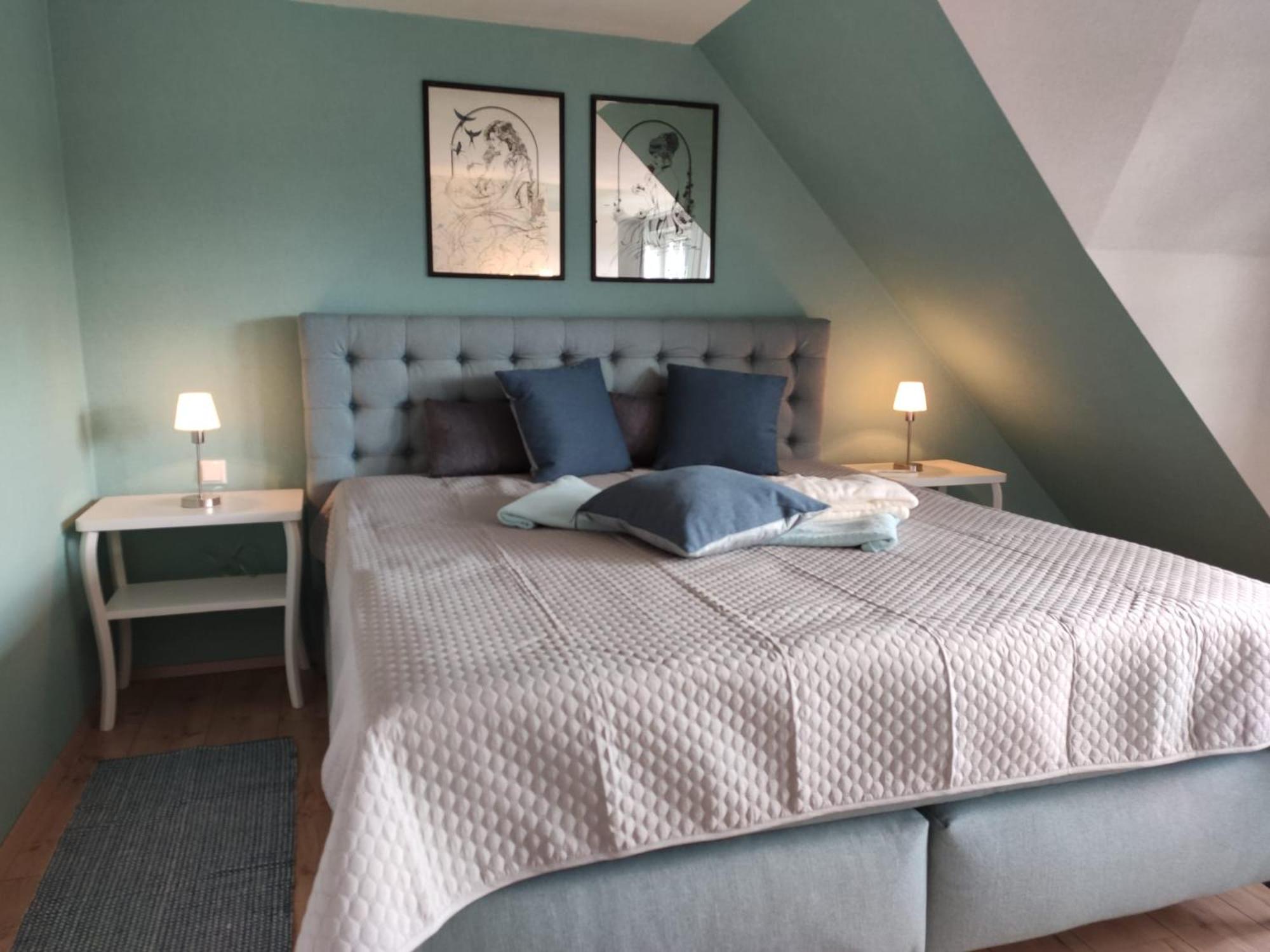 Ferienhaus Blaue Blume mit 11 kW Ladestation, Kamin, Terrasse, eingezäuntem Garten, Sauna, WLAN, Netflix, 2 Hunde willkommen!
