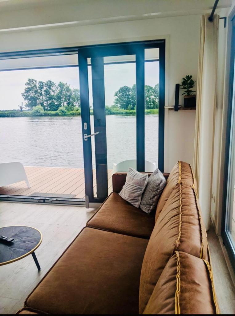 Houseboat 