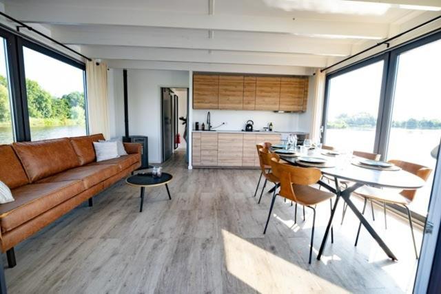 Houseboat 