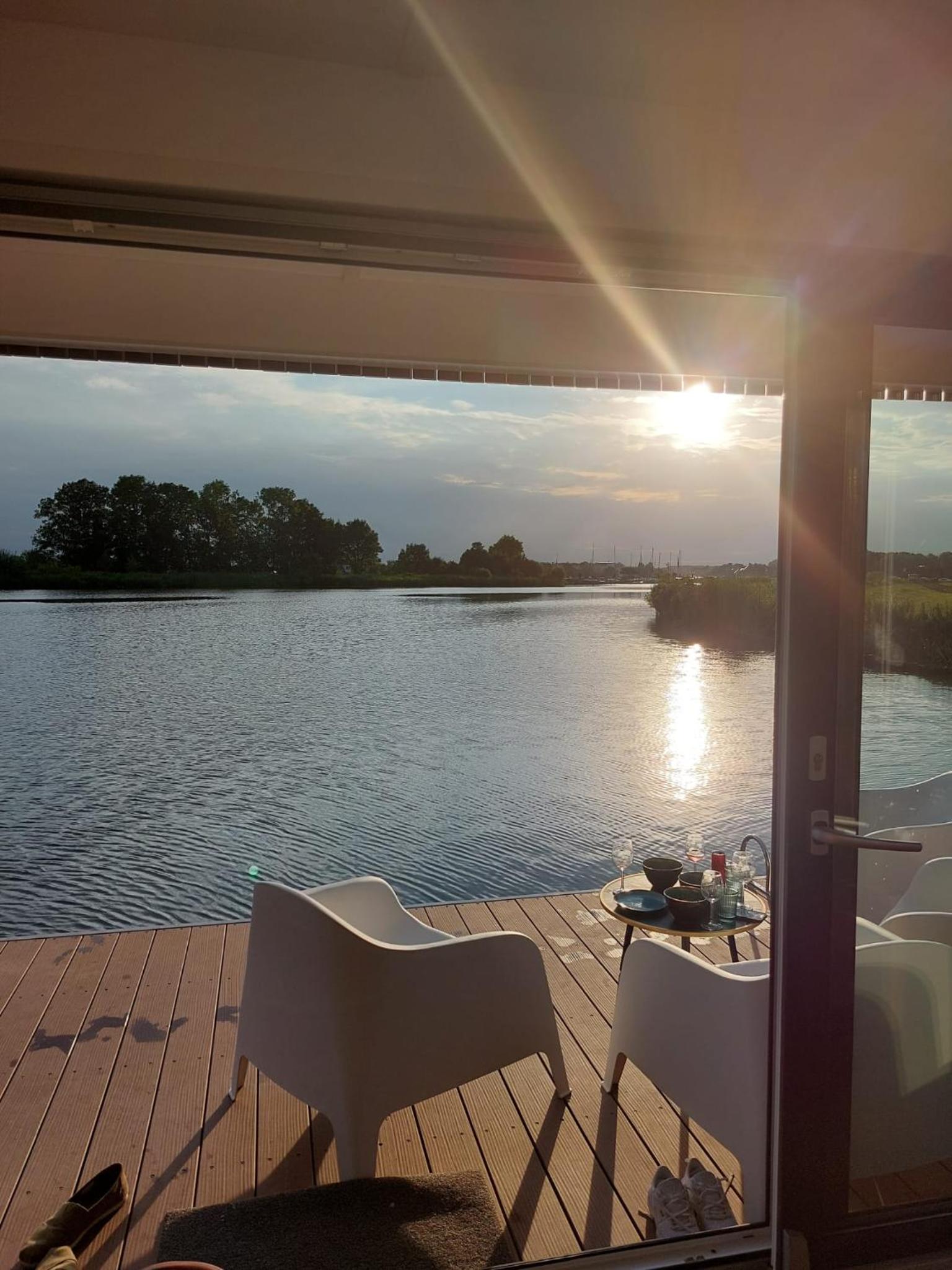 Houseboat 