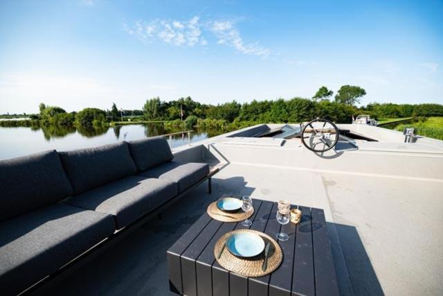 Houseboat 