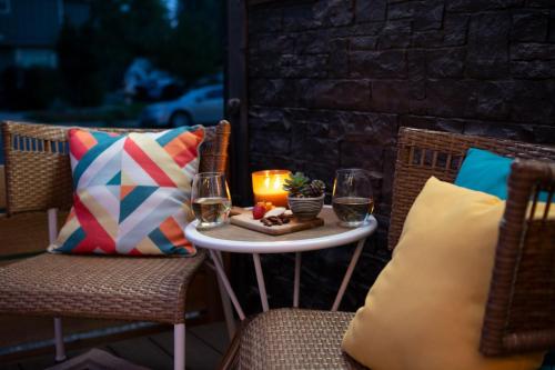 Cozy Bungalow Hot Tub & Fire Pit, Walk Downtown view 5