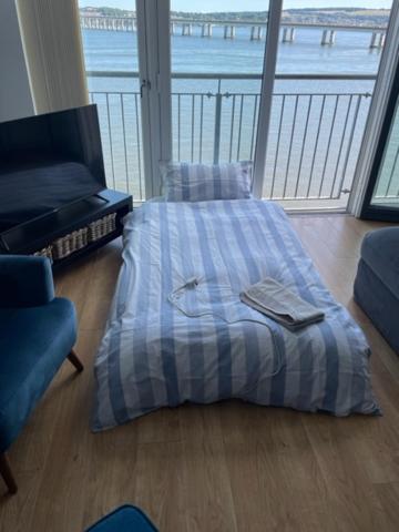 Lux Waterfront 2 bed Apt w free parking & river views, City Centre 15 min walk