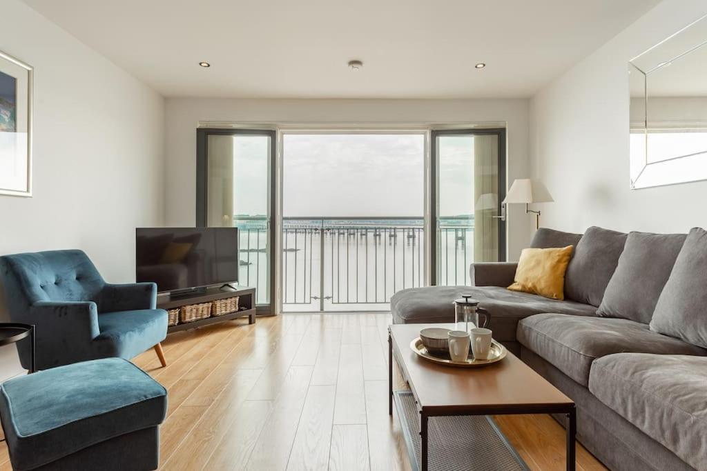 Lux Waterfront 2 bed Apt w free parking & river views, City Centre 15 min walk