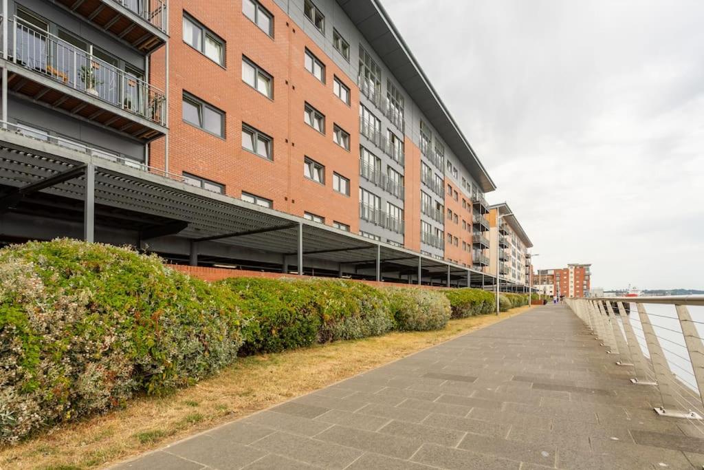 Lux Waterfront 2 bed Apt w free parking & river views, City Centre 15 min walk