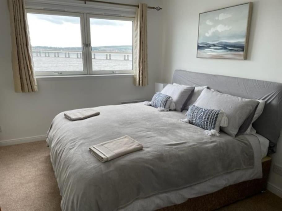 Lux Waterfront 2 bed Apt w free parking & river views, City Centre 15 min walk