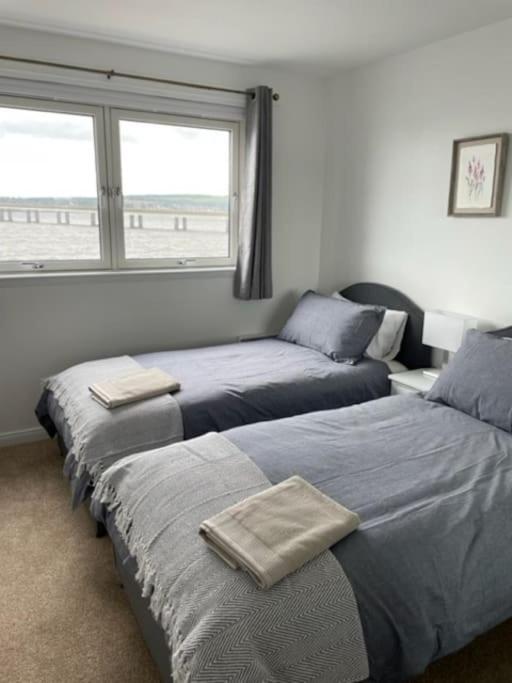 Lux Waterfront 2 bed Apt w free parking & river views, City Centre 15 min walk