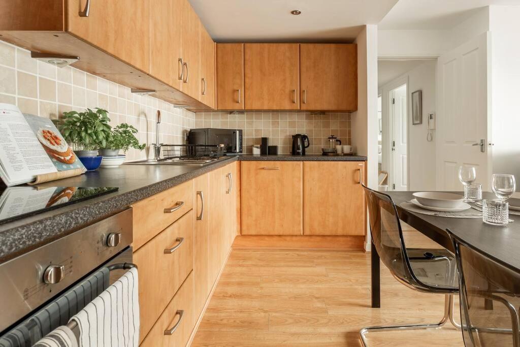 Lux Waterfront 2 bed Apt w free parking & river views, City Centre 15 min walk
