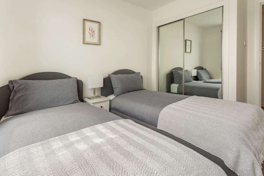 Lux Waterfront 2 bed Apt w free parking & river views, City Centre 15 min walk