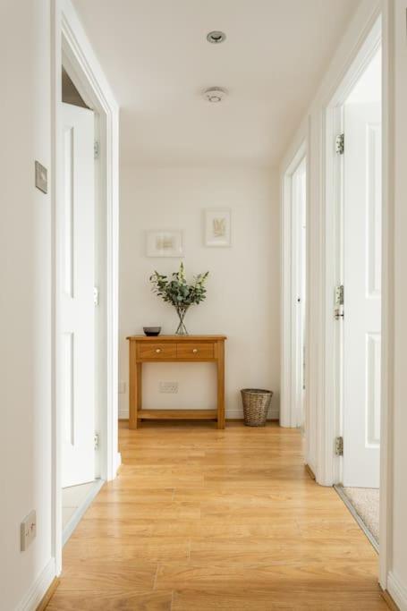 Lux Waterfront 2 bed Apt w free parking & river views, City Centre 15 min walk