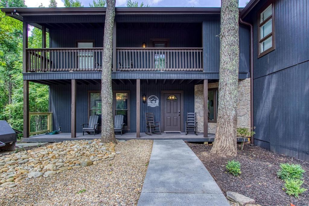 Smoky Vista Retreat, Hot Tub, Game Room, WIFI, 560 FREE tickets each paid day view 2