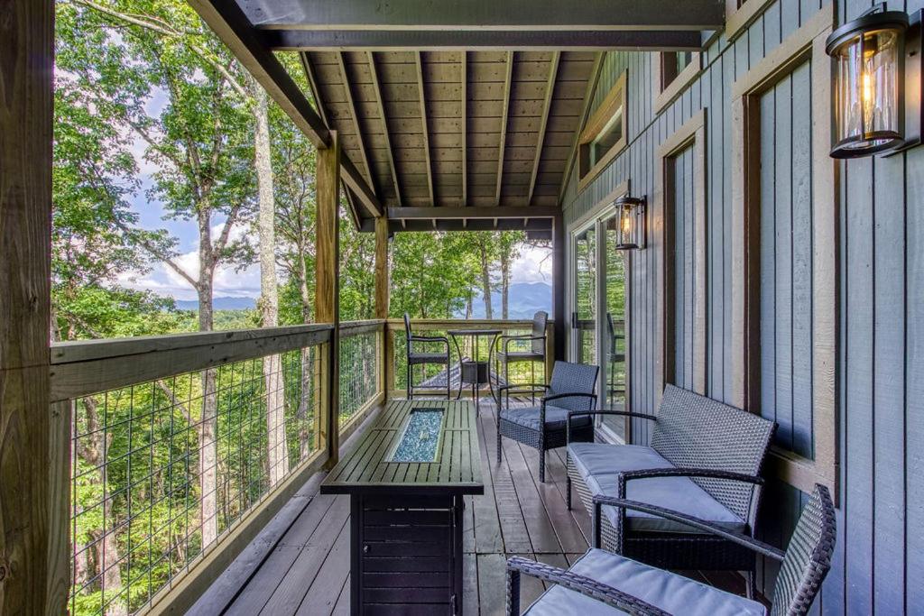 Smoky Vista Retreat, Hot Tub, Game Room, WIFI, 560 FREE tickets each paid day view 4