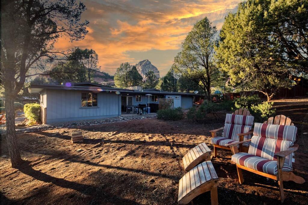 Red Rocks Retro! Stunning Views and Hot Tub! view 2