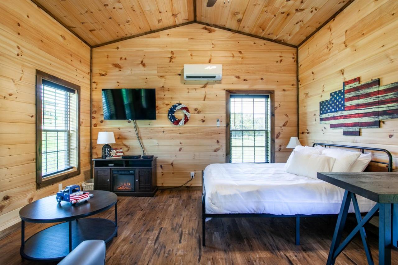 Patriots Tiny Home w Hot Tub Fire Pit Grill