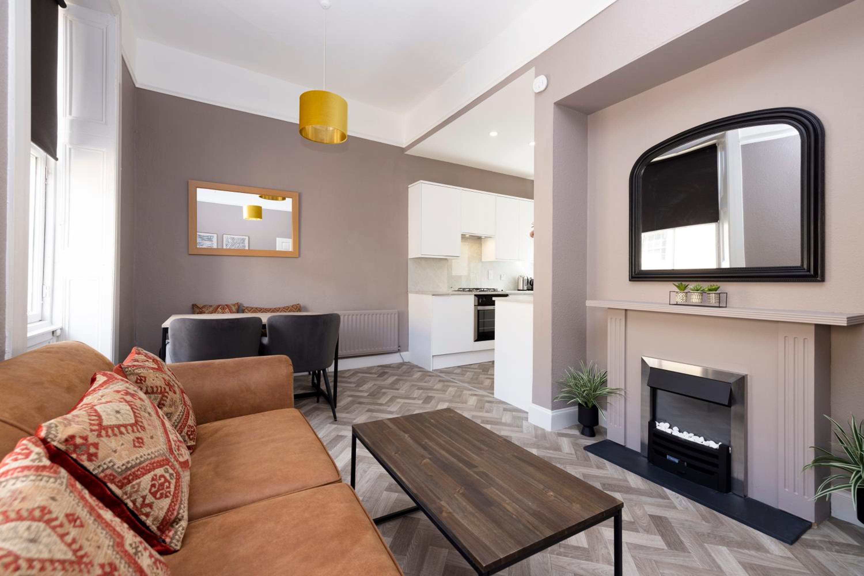 JOIVY Homely apt by St Giles with desk view 5