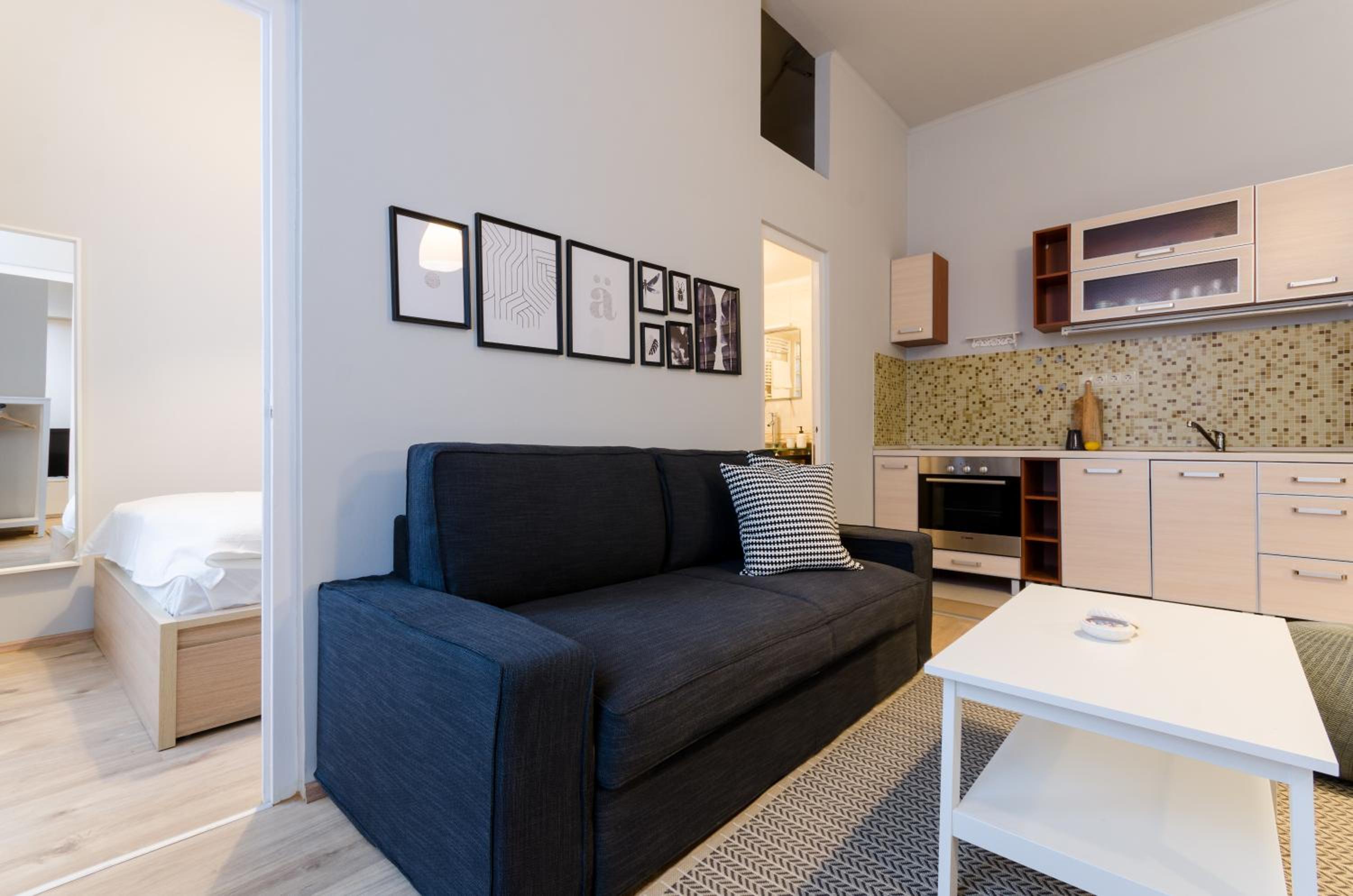 I30 Studio Apartment In Central Location. view 2